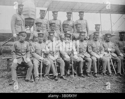 1920: Japan: Die Abschlussklasse japanischer Flieger in Uniform mit zeremoniellen Schwertern, die vor einem Flugzeug sitzen. (Kreditbild: © BuyEnlarge/ZUMAPRESS.com) Stockfoto