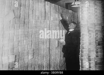 1922 - Berlin, Deutschland - die Inflation in Weimar Deutschland hat Papiergeld in einer Berliner Bank vom Boden bis zur Decke gestapelt. (Kreditbild: © BuyEnlarge/ZUMAPRESS.com) Stockfoto