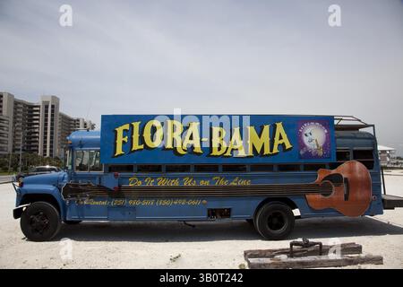 2010: Dothan, AL, USA: Flora-Bama hat seinen Namen von seiner Lage an der Grenze zwischen Florida und Alabama. Die Bar liegt in der Tat überall in Florida, mit der Alabama Linie ca. 1,2 m von der westlichen Außenwand entfernt. Im Gegensatz zu dem, was manche beschreiben würden, ist es kein Nachtclub. Es ist eine Strandbar. (Kreditbild: © BuyEnlarge/ZUMAPRESS.com) Stockfoto