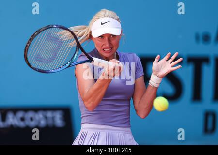Anastasia Potapova aus Rusia im Kampf gegen Ashlyn Krueger aus den USA während der Mutua Madrid Open 2025, ATP Masters 1000 und WTA 1000, Tennisturnier am 23. April 2025 in Caja Magica in Madrid, Spanien Stockfoto