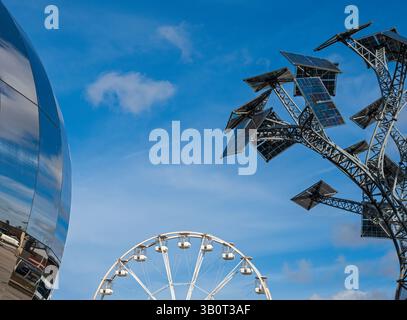 Der Energiebaum und das Planetarium außerhalb von „We the Curious“ am Millennium Square, Bristol, England, Großbritannien Stockfoto