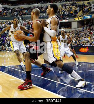 14. Januar 2011: Chicago Bulls Forward Taj Gibson (22) stellt Indiana Pacers Small Forward Danny Granger (33) bei einem NBA-Basketballspiel zwischen den Chicago Bulls und Indiana Pacers im Conseco Fieldhouse in Indianapolis (Indiana) auf. (Bild: © Pat Lovell/Cal Sport Media/ZUMAPRESS.com) Stockfoto