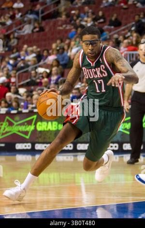 14. Januar 2011: Milwaukee Bucks kleiner Stürmer Chris Douglas-Roberts (17) fährt mit dem Ball während des NBA-Spiels zwischen den Milwaukee Bucks und den Philadelphia 76ers im Wells Fargo Center in Philadelphia, Pennsylvania, in den Korb. The 76ers Beat the Bucks, 95-94.(Bild: © Chris Szagola/Cal Sport Media/ZUMAPRESS.com) Stockfoto