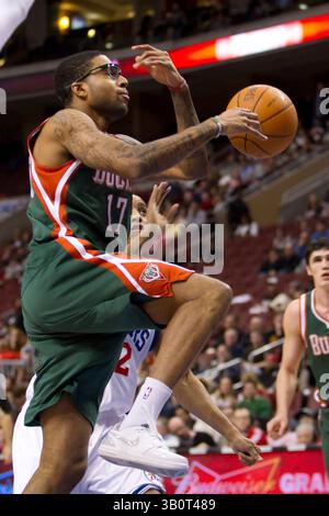 14. Januar 2011: Milwaukee Bucks kleiner Stürmer Chris Douglas-Roberts (17) geht zum Schuss, während der Schießschützer Evan Turner (12) der Philadelphia 76ers während des NBA-Spiels zwischen den Milwaukee Bucks und den Philadelphia 76ers im Wells Fargo Center in Philadelphia, Pennsylvania, zusieht. (Bild: © Chris Szagola/Cal Sport Media/ZUMAPRESS.com) Stockfoto
