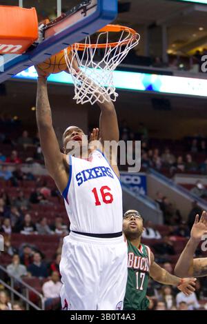 14. Januar 2011: Marreese Speights (16) der Philadelphia 76ers, der im NBA-Spiel zwischen den Milwaukee Bucks und den Philadelphia 76ers im Wells Fargo Center in Philadelphia, Pennsylvania, von Chris Douglas-Roberts (17) bewacht wurde. The 76ers Beat the Bucks, 95-94.(Bild: © Chris Szagola/Cal Sport Media/ZUMAPRESS.com) Stockfoto