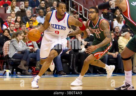 14. Januar 2011: Andre Iguodala (9) der Philadelphia 76ers (9) wird während des NBA-Spiels zwischen den Milwaukee Bucks und den Philadelphia 76ers im Wells Fargo Center in Philadelphia (Pennsylvania) von Chris Douglas-Roberts (17) bewacht. The 76ers Beat the Bucks, 95-94.(Bild: © Chris Szagola/Cal Sport Media/ZUMAPRESS.com) Stockfoto