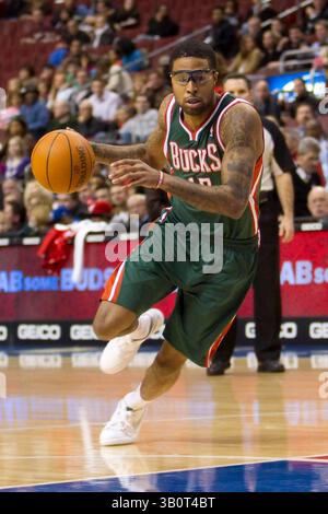 14. Januar 2011: Milwaukee Bucks kleiner Stürmer Chris Douglas-Roberts (17) fährt mit dem Ball während des NBA-Spiels zwischen den Milwaukee Bucks und den Philadelphia 76ers im Wells Fargo Center in Philadelphia, Pennsylvania, in den Korb. The 76ers Beat the Bucks, 95-94.(Bild: © Chris Szagola/Cal Sport Media/ZUMAPRESS.com) Stockfoto