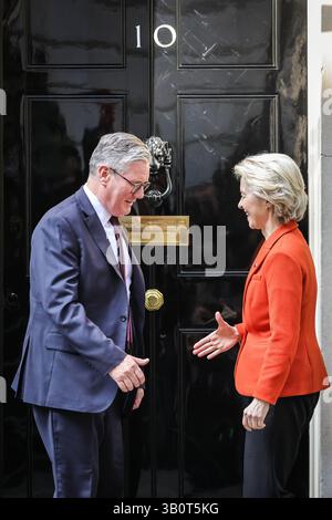 London, Großbritannien. April 2025. Ursula von der Leyen, Präsidentin der Europäischen Kommission, wird von Sir Keir Starmer, Premierminister des Vereinigten Königreichs, in der Downing Street begrüßt. Von der Leyen ist in London, um an dem Energiegipfel dieser Woche und an bilateralen Treffen in der Downing Street teilzunehmen. Quelle: Imageplotter/Alamy Live News Stockfoto