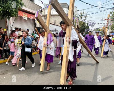 Am Karfreitag in Iztapalapa tragen Gläubige große Holzkreuze als persönlichen Akt der Buße, der Hingabe und des Glaubens. Mexiko-Stadt, Mexiko Stockfoto