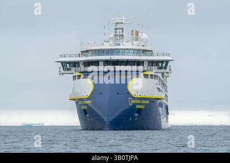 Vorderansicht der Lindblad National Geographic Endurance in der Antarktis. Stockfoto