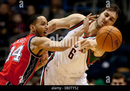 29. Januar 2011 – Milwaukee, Wisconsin, USA – Milwaukee Bucks ANDREW BOGUT #6 rettet einen Wildpass vor dem Auslaufen, mit Nets #34 DEVIN HARRIS links. Bogut hatte 17 Punkte und 18 Rebounds gegen die Nets, als die Bucks 91:81 gegen die New Jersey Nets gewannen. (Bild: © Mike McGinnis/Cal Sport Media/ZUMAPRESS.com) Stockfoto