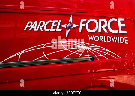 London, Großbritannien - 2. April 2025; Roter Van mit Schild und Logo für Parcelforce Worldwide Stockfoto