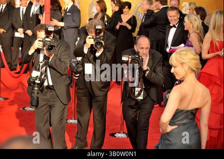 30. Januar 2011 – Los Angeles, Kalifornien, USA – Rote Teppichfotografen fotografieren die Schauspielerin CARA BUONO bei der 17. Jährlichen Show der Screen Actors Guild Awards. (Kredit: &#169; Leonard Ortiz/ZUMAPRESS.com) Stockfoto