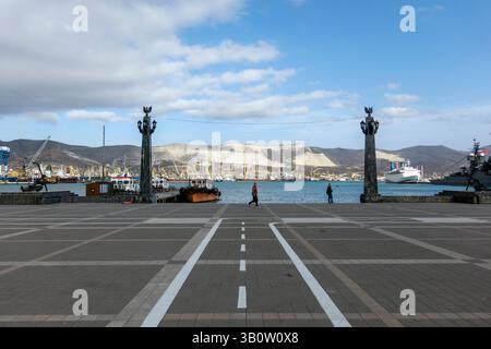 Noworossijsk, Russland 28. August 2024 Sonntagmorgen Spaziergang durch die Straßen, Parks und den Damm der Stadt. Stockfoto