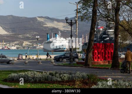 Noworossijsk, Russland 28. August 2024 Sonntagmorgen Spaziergang durch die Straßen, Parks und den Damm der Stadt. Stockfoto
