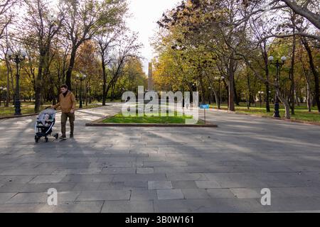 Noworossijsk, Russland 28. August 2024 Sonntagmorgen Spaziergang durch die Straßen, Parks und den Damm der Stadt. Stockfoto