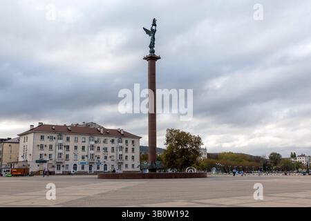 Noworossijsk, Russland - 18. August 2023 Säule Meer Ruhm Russlands auf dem Damm von Admiral Serebryakow. Stockfoto