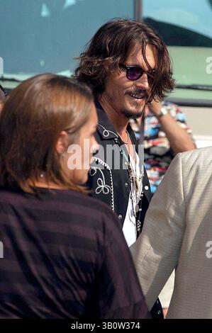 27. Juli 2006 - New York, New York, USA - I10975KBA.JOHNNY DEPP KOMMT IN DER LETTERMAN SHOW ED SULLIVAN THEATRE, NEW YORK. 07-27-2006 - - 2006.JOHNNY DEPP....I.(Bild: © Ken Babolocsay/Globe photos/ZUMAPRESS.com) Stockfoto