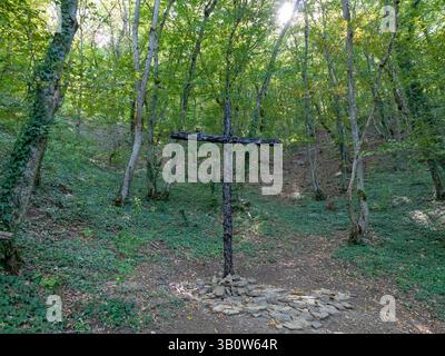 Noworossijsk, Russland 28. August 2024 Metallkreuz aus Bruchstücken im Wald. Stockfoto