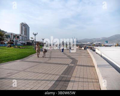 Noworossijsk, Russland - 18. August 2023 Säule Meer Ruhm Russlands auf dem Damm von Admiral Serebryakow. Stockfoto