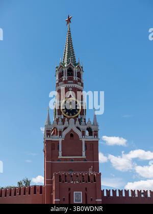 MOSKAU - 27. AUGUST Spasskaya Turm des Moskauer Kreml auf dem Roten Platz in Moskau Russland. Stockfoto