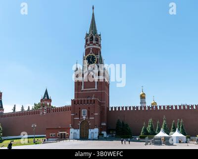 MOSKAU - 27. AUGUST Spasskaya Turm des Moskauer Kreml auf dem Roten Platz in Moskau Russland. Stockfoto