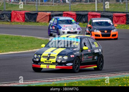 James Blake fuhr seinen MG ZR in der CCRC Saloon Car Championship auf dem Castle Combe Circuit in Wiltshire Stockfoto