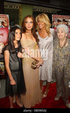 Juni 2006 – New York, New York, USA – I10834KBA.“ A PRAIRIE HOME COMPANIES '' NEW YORK PREMIERE IM DGA THEATRE , NEW YORK 06-04-2006. - - LINDSAY LOHAN SCHWESTER ALI MUTTER DINA UND GROSSMUTTER(Bild: © Ken Babolocsay/Globe photos/ZUMAPRESS.com) Stockfoto
