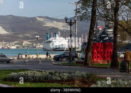 Noworossijsk, Russland 28. August 2024 Sonntagmorgen Spaziergang durch die Straßen, Parks und den Damm der Stadt. Stockfoto