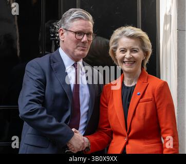 London 24. April 2025 Keir Starmer, Premierminister, trifft mit der Präsidentin der Europäischen Kommission, Ursula von der Leyen, in der Downing Street 10 ein. London UK Credit: Ian Davidson/Alamy Live News Stockfoto
