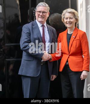 London 24. April 2025 Keir Starmer, Premierminister, trifft mit der Präsidentin der Europäischen Kommission, Ursula von der Leyen, in der Downing Street 10 ein. London UK Credit: Ian Davidson/Alamy Live News Stockfoto