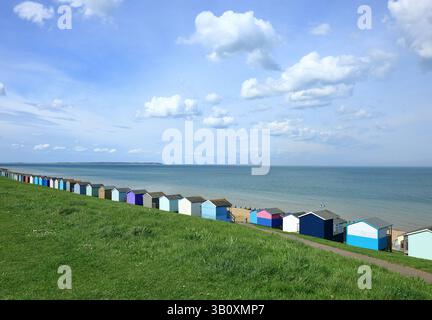 Eine Reihe von Strandhütten mit Blick auf die Nordsee bei Tankerton bei Whitstable Stockfoto