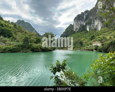 Der türkisfarbene See spiegelt die Schönheit der umliegenden Berge und des Himmels in einer ruhigen Landschaft wider. Stockfoto