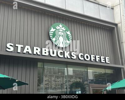 Nanning, China - 12. Oktober 2023. Starbucks Café. Starbucks Coffee ist eine US-amerikanische Coffee-Shops-Kette, die in Seattle gegründet wurde. Stockfoto