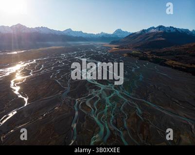 Panoramablick auf geflochtene Flussarme, Flussdelta, Gletscherunberührtes azurblaues türkisfarbenes Bergwasser der Südalpen, das in den Lake Pukak eindringt Stockfoto