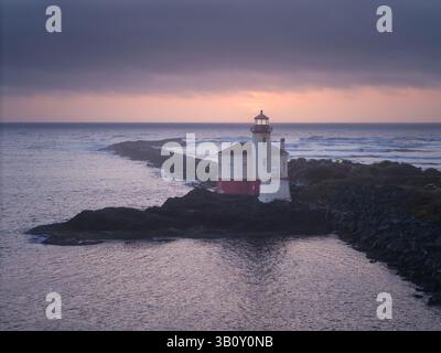 Sonnenuntergang über dem Bandon Lighthouse, Drohnenaufnahme. Stockfoto