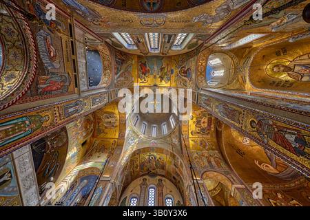 Reich verzierte Decke in der Kirche der Fürbitte der Heiligen Jungfrau in Yasenevo, erbaut im byzantinischen Architekturstil. Moskau, Russland. Stockfoto