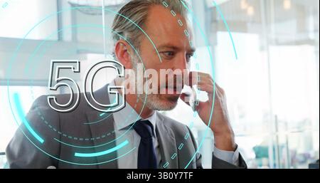 Bild: 5g über kaukasischem Senior-Geschäftsmann mit Smartphone im Büro Stockfoto