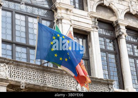 Venedig, Italien - 17. April 2025: Europäische Union, italienische und venezianische Fahnen schwenken auf historischem Stadtgebäude Stockfoto