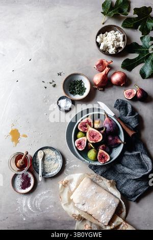 Frische Figuren in einer Schüssel mit Honig auf Marmorhintergrund mit Kopierraum Stockfoto