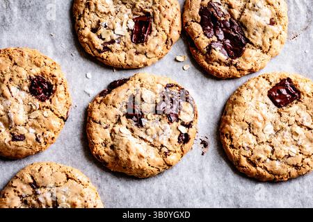 Haferbrei-Schokoladen-Chip-Cookies - vegan und glutenfrei, mit Tahini Stockfoto