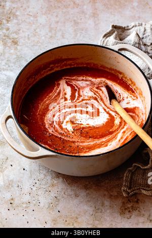Frische hausgemachte Tomatensuppe in einer Pfanne Stockfoto