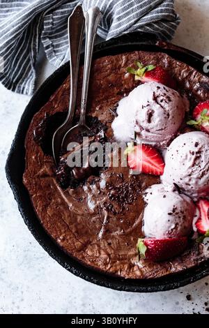Eine Bratpfanne mit Eiskugeln und Erdbeeren. Stockfoto