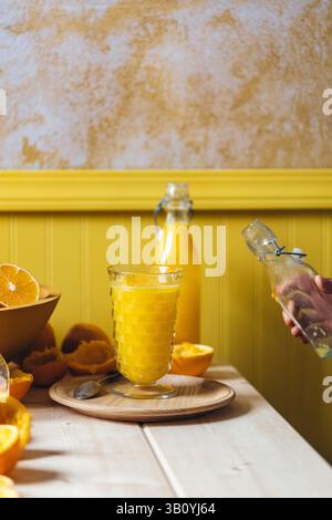 Orangensaft in Flasche und Glas Stockfoto