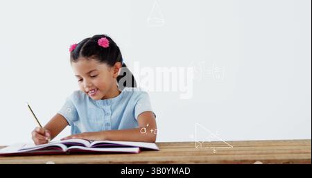Bild von Mathe-Formeln über glückliches birassisches Mädchen, das Hausaufgaben macht Stockfoto