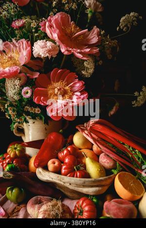 Nahaufnahme einer frischen Schüssel voller Gemüse und Früchte. Stockfoto