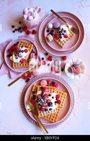 Waffeln mit Beeren und Sahne Stockfoto