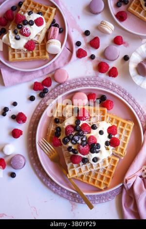 Waffeln mit Beeren und Sahne Stockfoto
