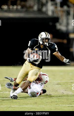 11. September 2010: UCF Wide Receiver A.J. Guyton (3) vermeidet den North Carolina State Cornerback Dontae Johnson (25) während des NCAA Football-Spiels zwischen North Carolina State Wolfpack und den Central Florida Knights. NC State besiegte Central Florida mit 28:21im Bright House Network Stadium in Orlando, FL. (Bild: © Romeo Guzman/Cal Sport Media/ZUMApress.com) Stockfoto