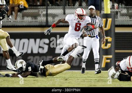 11. September 2010: North Carolina State Wide Receiver T.J. Graham (6) springt über den UCF Wide Receiver Jamar Newsome (9), während der NCAA Football-Action zwischen North Carolina State Wolfpack und den Central Florida Knights. NC State besiegte Central Florida mit 28:21im Bright House Network Stadium in Orlando, FL. (Bild: © Romeo Guzman/Cal Sport Media/ZUMApress.com) Stockfoto